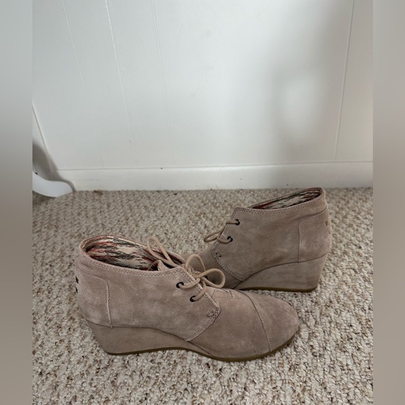 Toms Womens Suede Desert Ankle Boots Taupe Wedge Heels Lace Up Size 10 - Picture 1 of 8